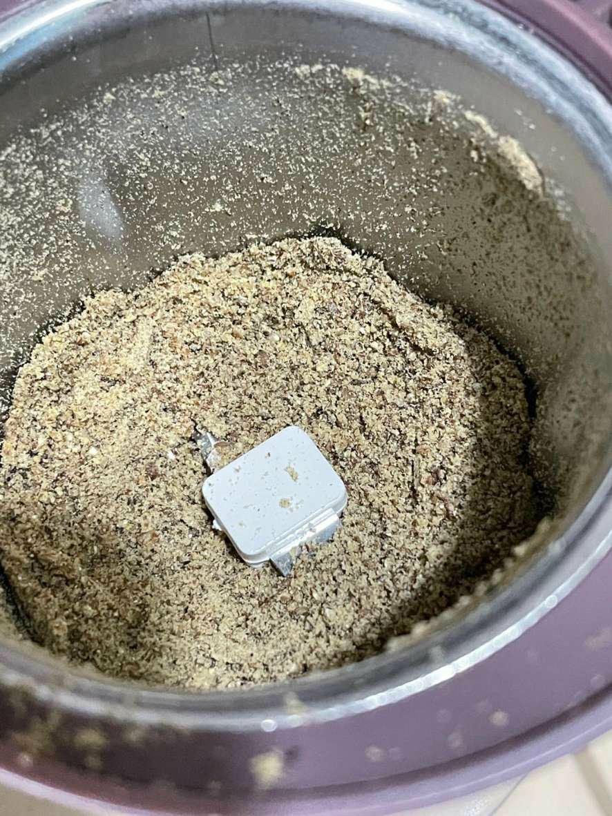 Máy nghiền rất là nhỏ nha, sử dụng tốt lắm cho nhưng người hay thịch ăn đồ xay hay có mở quán ăn nhỏ ạ, nhà mình cũng mở quán ăn sáng nhỏ lên cũng mua cho bỗ mẹ về để đỡ phải dùng tay chân ạ