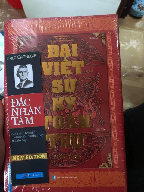 Đợt này mình đặt 3 đơn gồm 8 cuốn sách liền nhưng khi nhận được hàng nó lại không được như kì vọng trước đó. Trước đây những đơn hàng sách mình đặt hàng luôn được đóng gói cận thận vuông vắn nên khi nhận được sách rất là ưng, nhưng đơn đợt này mình khá thất vọng. Mình nhìn thấy sự ko chỉn chu của chủ shop