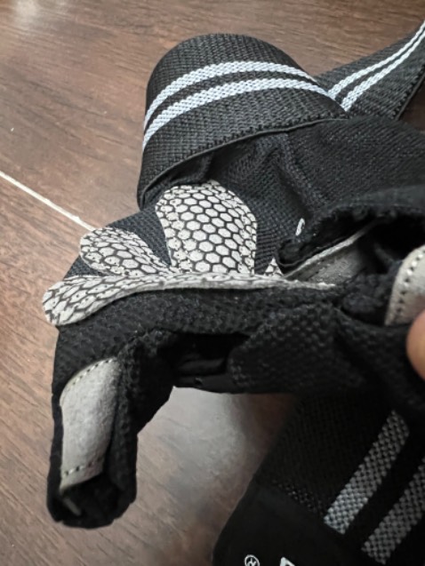 Sản phẩm rất kém chất lượng. Lớp lót tay cực kỳ mỏng. Không nên mua.