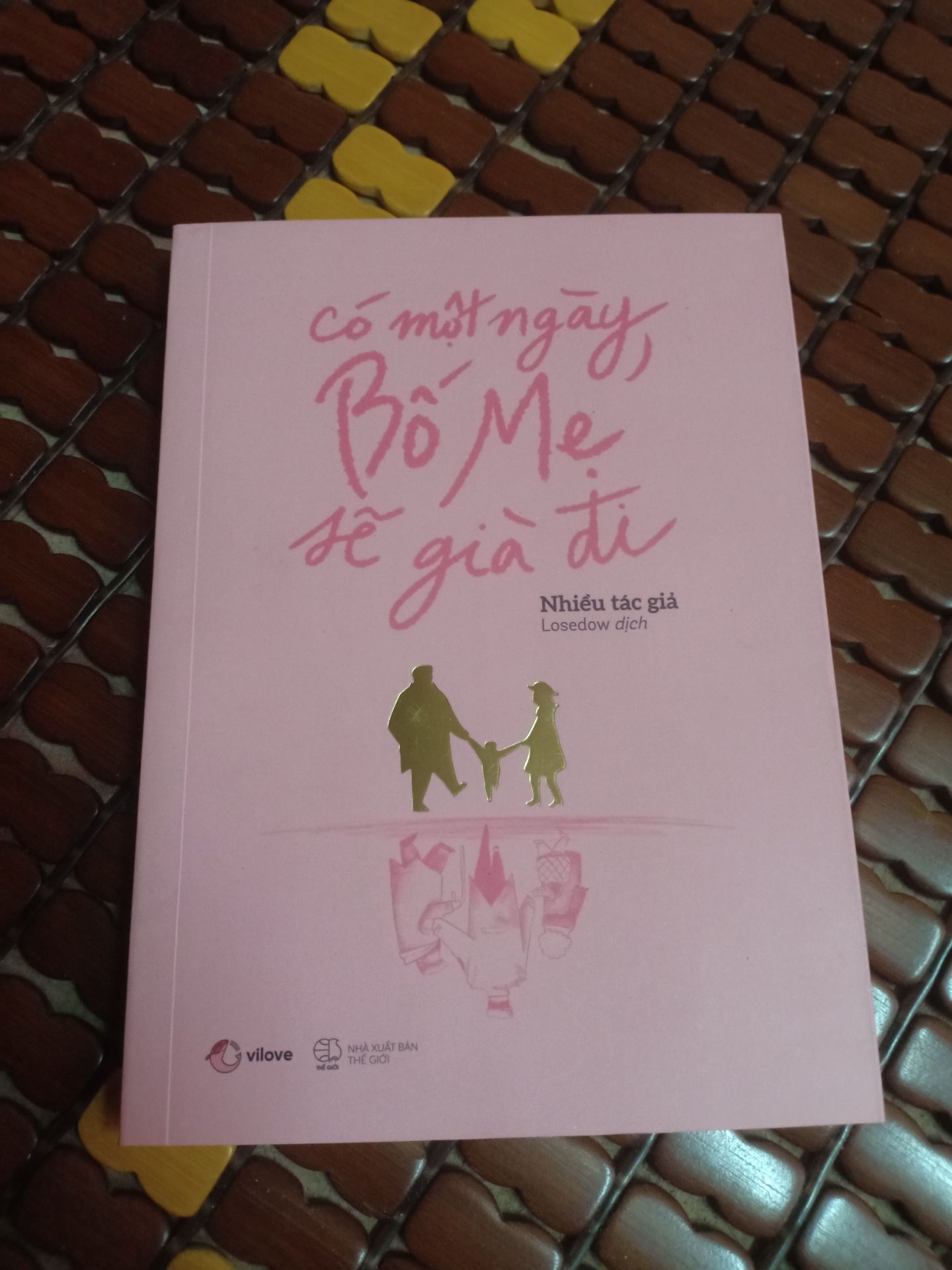 Tiki gói hàng không được kỹ cho lắm, nên có một lớp bọc chống sốc hoặc có thêm nhiều bọc vụn giấy vụn lót xung quanh, nếu chỉ bỏ sách vào hộp cartoon như vầy thì vận chuyển xa hộp sẽ dễ bị móp và hỏng sách mất.
Tiki giao hàng cực kỳ nhanh luôn, vừa đặt sách hôm chiều thứ 6 thì sáng thứ 7 đã cầm được sách trên tay rồi.
Mình chưa đọc sách nên chưa biết nội dung thế nào nhưng bìa sách cực kỳ xinh xắn luôn. Mình cảm nhận đây sẽ là một cuốn sách hay và cực kỳ tình cảm luôn.
Nói chung thì cảm nhận là vẫn tuyệt vời nhaaa Tiki gói hàng không được kỹ cho lắm, nên có một lớp bọc chống sốc hoặc có thêm nhiều bọc vụn giấy vụn lót xung quanh, nếu chỉ bỏ sách vào hộp cartoon như vầy thì vận chuyển xa hộp sẽ dễ bị móp và hỏng sách mất.
Tiki giao hàng cực kỳ nhanh luôn, vừa đặt sách hôm chiều thứ 6 thì sáng thứ 7 đã cầm được sách trên tay rồi.
Mình chưa đọc sách nên chưa biết nội dung thế nào nhưng bìa sách cực kỳ xinh xắn luôn. Mình cảm nhận đây sẽ là một cuốn sách hay và cực kỳ tình cảm luôn.
Nói chung thì cảm nhận là vẫn tuyệt vời nhaaa