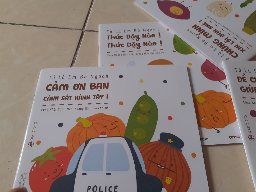 tiki đóng hộp quá đẹp và chắc chắn, mình luôn đánh giá tiki rất cao hơn shoppe... về khoản đóng gói.
sách đẹp, màu đẹp, nhẹ nhà ko bị gắt.
nội dung sách dễ thương, con rất thích.