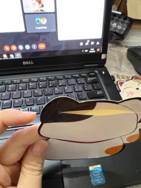 Điểm cộng:
- chất lượng in tốt, màu sắc và hình ảnh sắc nét
- chất liệu giấy dày
- nhiều mẫu đẹp
Điểm trừ:
- bao khá dẹp, miệng bao rất nhỏ, phải gấp tiền làm 3 mới nhét vô được nhưng vẫn rất khó khăn