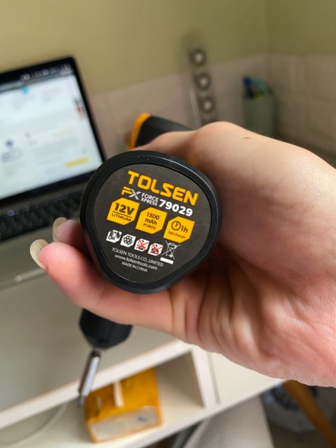 máy ko còn nguyên seal, đã bị. mở seal và thay pin 79023 thành pin 79029 dẫn đến việc adapter đi kèm ko sạc được, giá tốt hơn thị trường hơn 50k nhưng mình thấy ko đáng, mua ở chỗ khác nguyên seal và ko phải thay adapter, mong tiki rút kinh nghiệm