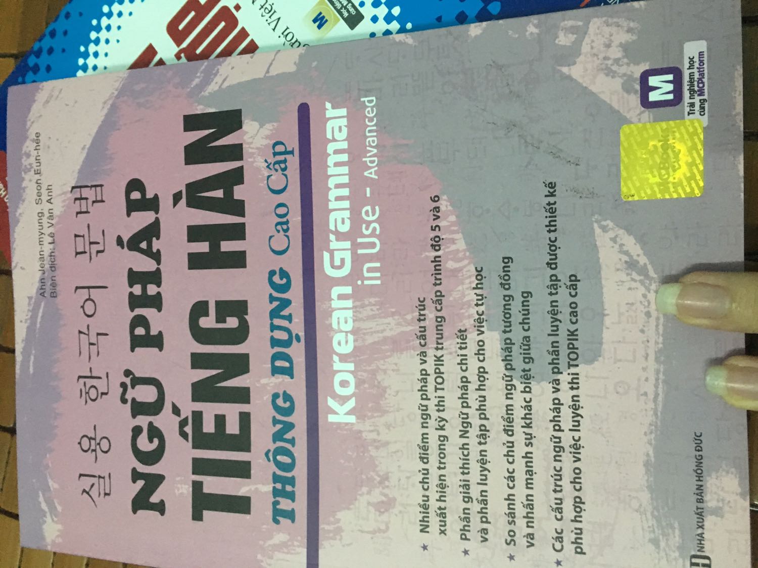 Bỏ vô giỏ hàng tính thi xong mới mua cơ mà tiki đang đợt sale nên là hốt em nó về luôn. Tiki gói hàng cẩn thận, sách vận chuyển ok không bị gì. Tuy nhiên là về bìa sách và chất liệu giấy thì không đẹp bằng bản trung cấp mình mua tháng trước.
Nhìn chung thì khá hài lòng