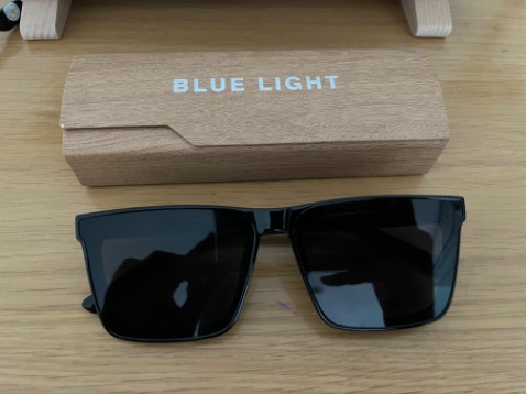 Kính đẹp, hộp đẹp, đeo nhìn trong. Có điều đeo hơi đau sống mũi