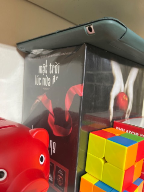 sách nặng ơi là nặng, so với bộ hary potter kém xa, giá cũng đắt nữa, nói chung hơi thất vọng, nhưng vì truyện hay nên mua 😅