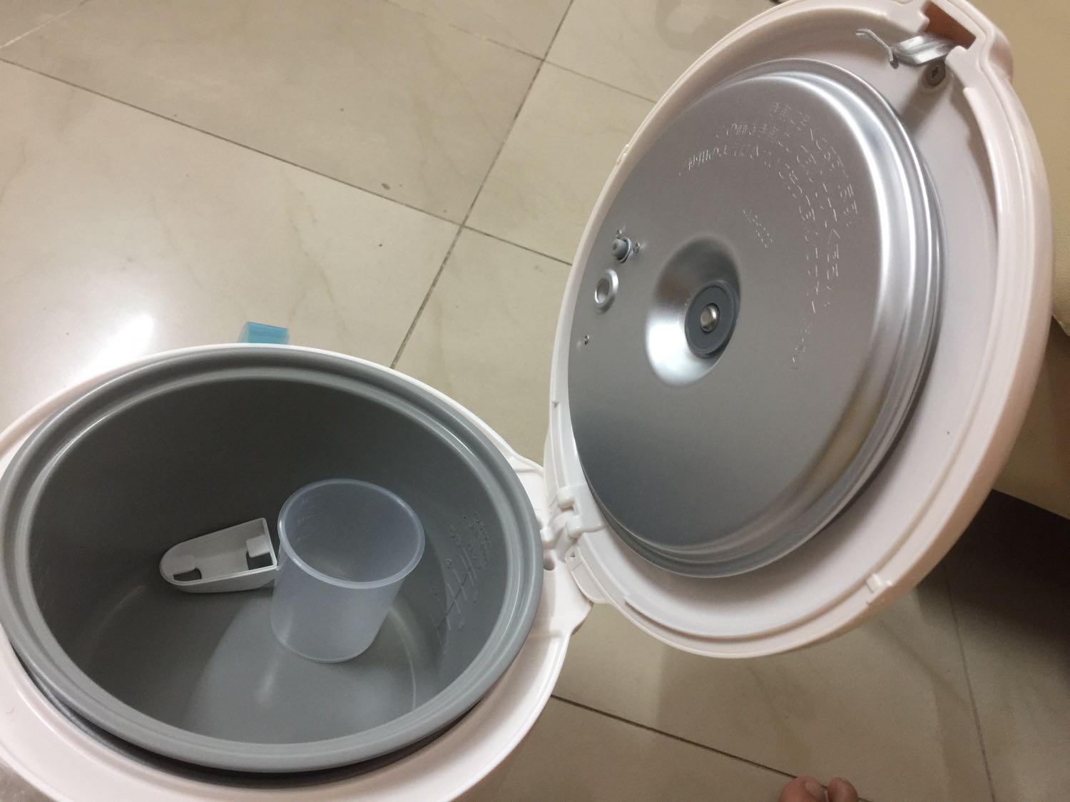 Giao hành đúng hẹn. Hàng đóng gói cẩn thận.Nồi sản xuất ở Nhật. Phù hợp cho nhà ít người. Nồi giữ cơm tốt, cơm để trong nồi còn cắm điện thì không bị hư như những nồi cơm khác. Mâu mã màu sắc đẹp