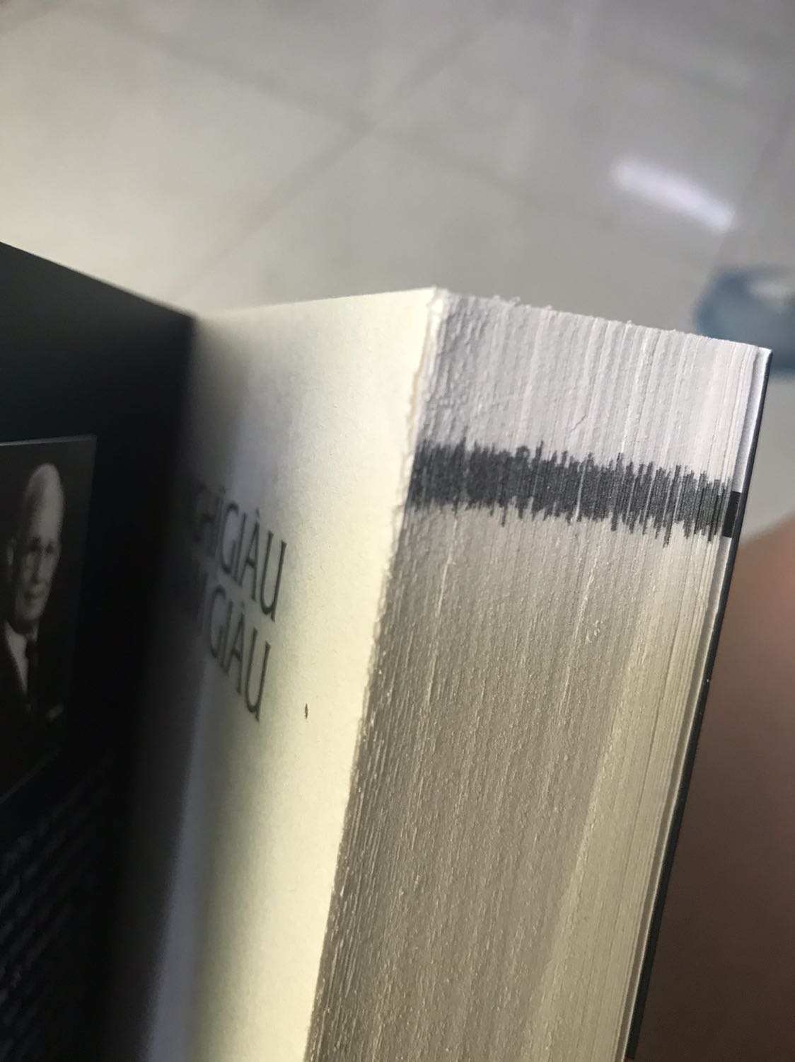 Bìa cực kỳ đẹp. Nhưng giấy thường . So với bìa thì giấy này chưa thực sự phù hợp. Làm mất giá trị của cuốn sách hẳn. Để 450 trang nhưng thực tế sách chỉ có 399 trang. Vì là giấy thường nên cầm cuốn sách rất gọn nhẹ. mua hàng tiki nhiều và ưng cực kỳ. Đây là lần đầu gặp phải trường hợp này. Cảm ơn Tiki