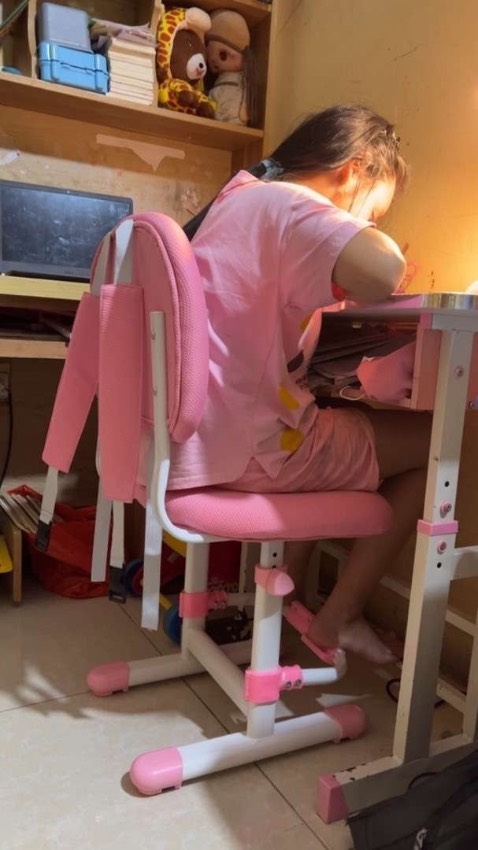 ghế mới được đóng trong thùng chưa lắp ráp . có giấy hướng dẫn nên việc giáp không quá khó khăn . ghế chác chắn . chỉnh được rất cao