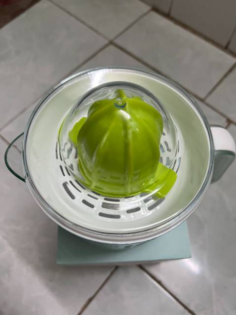 Ngoại quan: Sản phẩm có ngoại quan tương đối giống với mô tả, sản phẩm chính hãng, có đầy đủ phụ kiện, sách hướng dẫn và phiếu bảo hành bằng tiếng Việt.
Xuất xứ: Thương hiệu Lock&Lock của Hàn Xẻng. 
Sản xuất: Tại China anh hùng. 
Chất lượng: Máy vắt cam làm bằng nhựa cứng, máy vận hành ổn bằng điện, màu trắng xanh, chưa vắt cam nên chưa biết máy vắt có kiệt nước cam hay không, sẽ phản hồi kỹ hơn sau khi đã sử dụng máy.
Đóng gói: Sản phẩm được đóng gói chống sốc, va đập rất tốt. 
Thời gian giao hàng: Đặt hàng vào lúc 00:14 ngày 15/12/2021 - nhận hàng vào lúc 11:26 17/12/2021, thời gian giao hàng ổn.
Thái độ nhân viên giao hàng: Nhân viên chủ động giao hàng đến tận nhà, sau khi giao hàng cho người nhà của tôi thì đã gọi và xác nhận với tôi đã giao hàng thành công cho người nhà tôi, thái độ phục vụ tốt. 
Giá sản phẩm: Mua hàng canh lúc sales với giá 224k, miễn phí ship. 
Tổng quan: Sản phẩm phù hợp với những ai muốn sử dụng hàng chính hãng với một giá tiền và chất lượng sản phẩm tương đối. Bên cạnh đó, thời gian và dịch vụ giao hàng ổn. Cảm ơn mọi người đã đọc.