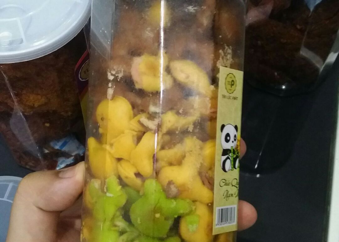 bánh giao tới hộp bị méo bánh bên trong bể nát , nhân bánh dính tùm lum trên hộp không biết ăn làm sao bánh giao tới hộp bị méo bánh bên trong bể nát , nhân bánh dính tùm lum trên hộp không biết ăn làm sao