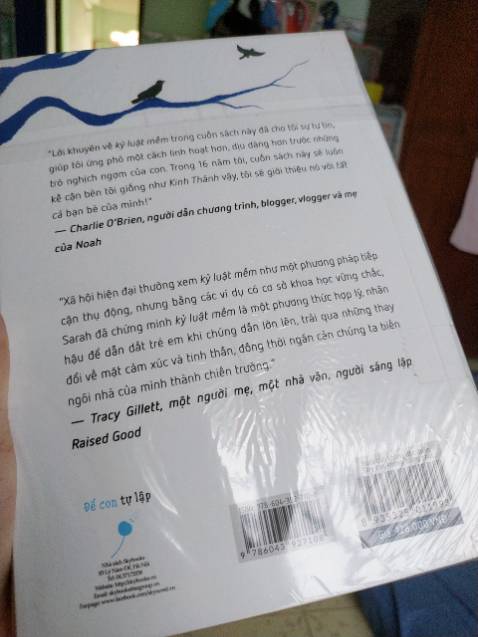 Sách rất đẹp và được bọc cẩn thận, có bookmark, giấy mịn. Mình chưa đọc và mong rằng sách sẽ giúp mình nuôi dạy con tốt hơn, phù hợp hơn! 

Cám ơn Tiki sách giao rất rất nhanh, mình đặt sáng 7h mà tầm trưa đã được giao đến dù chọn gh tiết kiệm thôi! 
Chỉ thích mua sách trên tiki thôi🥰