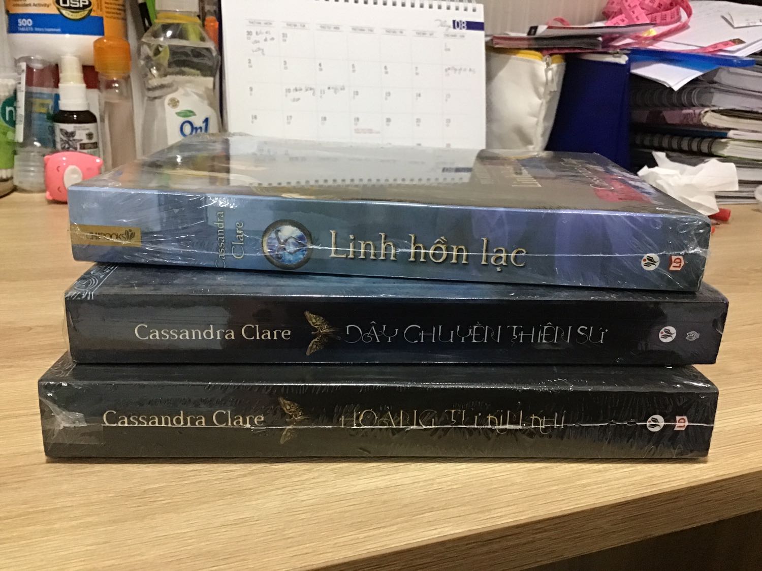 Sách được bao bọc rất kỹ, còn nguyên màn bọc bên ngoài, cầm chắc tay. Nội dung thì khỏi bàn vì truyện của tác giả Cassandra Clare bao giờ cũng có nét thu hút riêng.