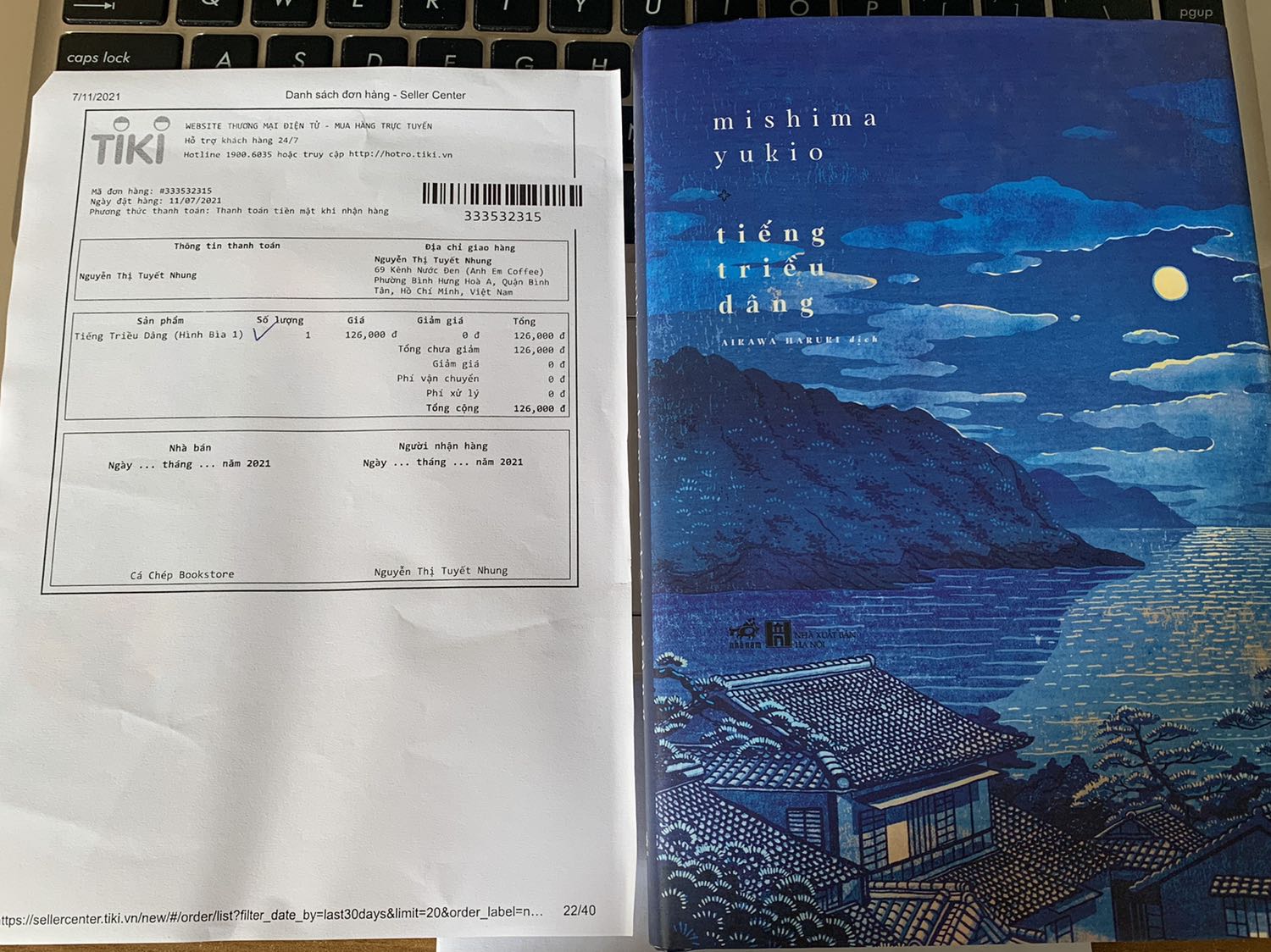 Hi mn 

Sáng nay mình có nhận hàng với thông tin đơn hàng như ảnh đính kèm, mình đặt sản phầm bìa 1 nhưng lại nhận dc hàng là bìa 2, 2 thiết kế này có giá thành khác nhau. Mình thanh toán và nhận hàng xong xuôi, sau đó lên bóc ra thì ms phát hiện ra. Mong Cá chép phản hồi case này xử lý như thế nào giúp mình ạ. 

Mình cảm ơn nhiều, sách rất thơm và đẹp ạ.