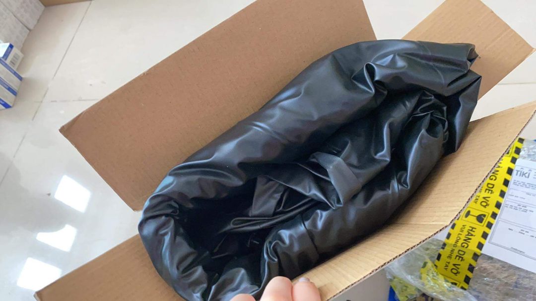 Ko tặng kèm máy bơm hơi như đã nói