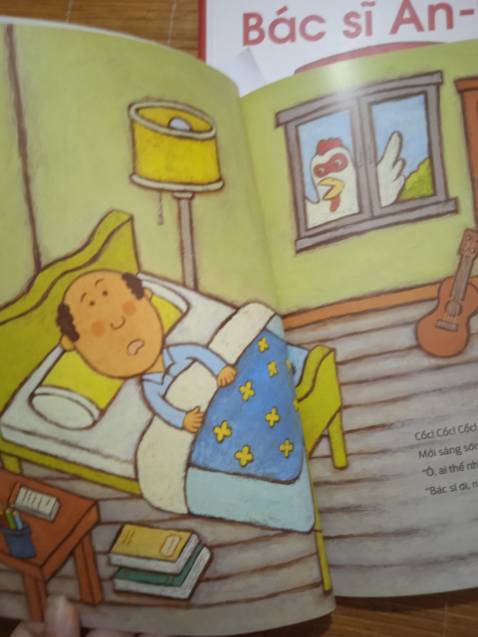 các mẹ nên đọc cho con theo hướng tương tác, nói giọng hoạt hình con sẽ rất thích. em bé nhà mình ngày nào cũng ngóng tới giờ mẹ đọc cho nghe