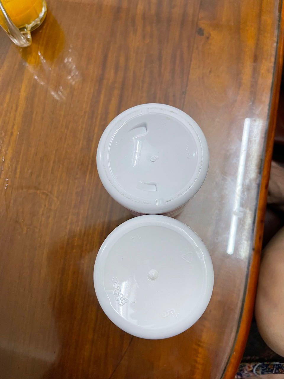 Sản phẩm mua về so với hộp cũ của người nhà bên Mỹ gửi về thì có rất nhiều điểm khác biệt. Nắp hộp khác nhau, đáy hộp khác nhau, các thông tin in mực bị mờ so với hộp auth. Có nhắn tin hỏi shop thì shop tl là do 2 lô hàng khác nhau. Nhưng đặc biệt là màu sắc viên thuốc giữa 2 lọ cũng khác nhau luôn ? Lọ cũ có màu hồng tím tươi hơn, lọ mới là màu hồng thẫm và có mùi hắc hơn. Mình cảm thấy không yên tâm nên dùng thử 1 lần rồi không dám dùng nữa.