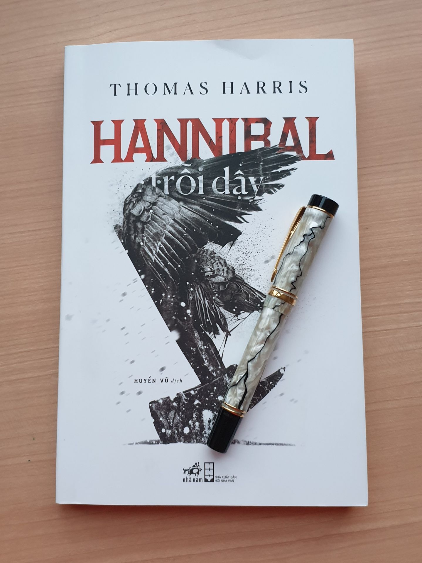 Mặc dù là tác phẩm ra sau cùng trong series truyện về Hannibal Lecter nhưng lại là câu truyện đầu tiên về nguồn gốc, nguyên nhân tạo nên con người Hannibal. Đọc tác phẩm, phần nhiều có cảm giác đồng cảm cùng Hannibal, với những trải nghiệm khủng khiếp của ông, và những kẻ nằm dưới tay ông xứng đáng nhận quả báo bởi những gì chúng đã gây ra. Hơi tiếc, vì kỳ vọng tác phẩm được viết nhiều hơn, lớn hơn so với Rồng đỏ hay Hannibal. Có lẽ truyện viết dưới sự kỳ vọng của NXB, nên tác giả không còn nhiều cảm hứng dạt dào như trước đây. Duy có văn phong và mạch truyện vẫn duy trì theo phong cách cũ.
Tiki giao nhanh! Sách in vẫn theo cách của các cuốn trước đây.