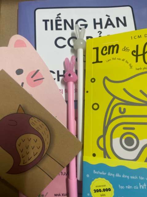 Sách được đóng gói rất cẩn thận. Giao hàng đúng hẹn. Mình mua hai quyển còn được tặng thên hai cây bút và hai quyển sổ mini. 💯