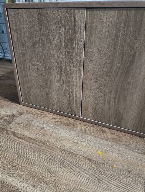 Gỗ dày dặn. Vận chuyển cẩn thận. Tuy nhiên 1 bộ vít trắng 1 bộ vít vàng. Bộ vít trắng còn thiếu 1 vít. Shop nên để đồng bộ vít vàng sẽ đẹp hơn