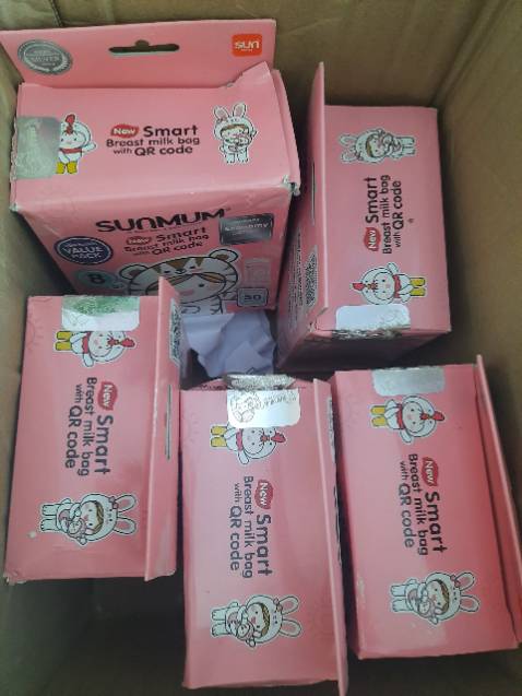 Hàng gửi móp méo, tem thì bung hết , ko ưng ý tý nào, bên trong bụi bám, sản phẩm giống như bị thui tem niêm phong. hàng này mua về sao bán lại được