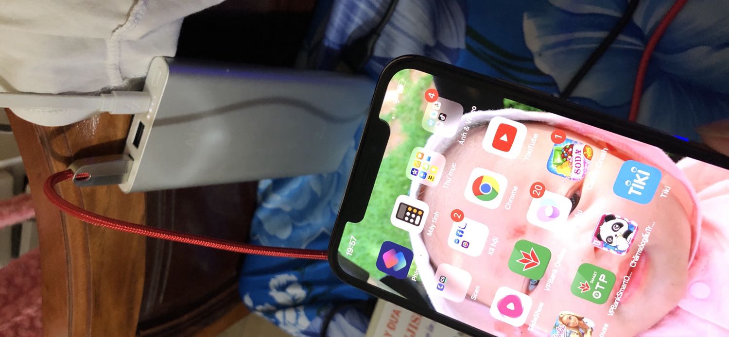 Từ lúc bất đầu mua chờ tới sản phẩm này tôi rất không hài lòng sạc pin vào cứ ngắt kết nối rồi kết nối như vậy ảnh hưởng tới pin đề nghị tiki xem lại