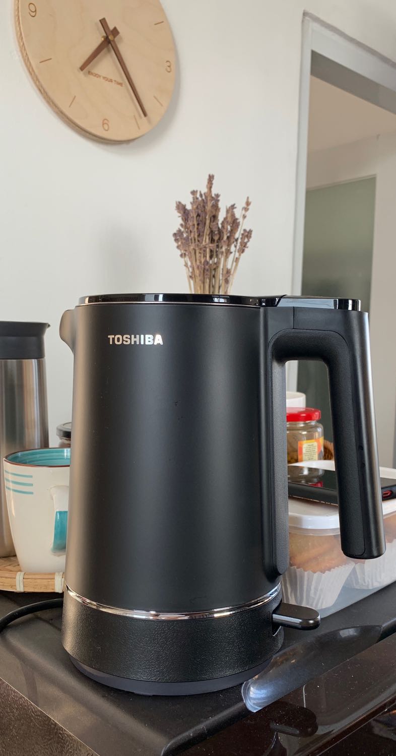 Bình đun Toshiba chất lượng rất tốt. Thiết kế rất đẹp, tinh tế từng đường nét. Màu đen nhám nhìn sang, khó bị trầy xước hoặc bám vân tay. Thời gian đun sôi chưa đầy 5 phút, giữ ấm nước khá lâu. Mình luôn tin tưởng thương hiệu Nhật Bản này.