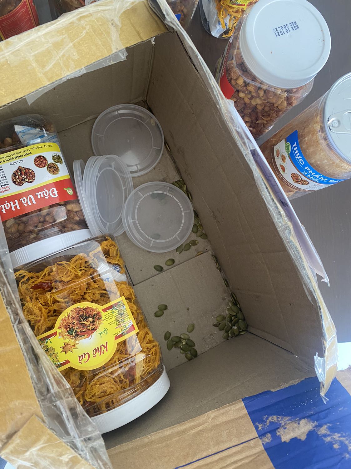 Hộp vỡ nắp đổ tùm lum, có kiến quá chừng