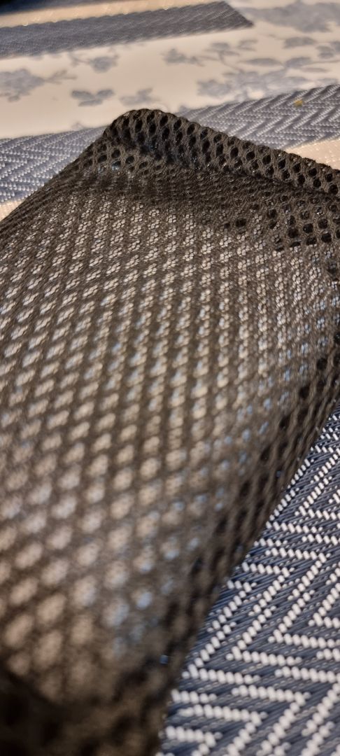 Đóng hộp rất chu đáo cẩn thận. Cục sạc cầm rất chắc tay, lại còn hỗ trợ sạc nhanh. Ngoài ra, trong hộp còn đi kèm bao lưới.