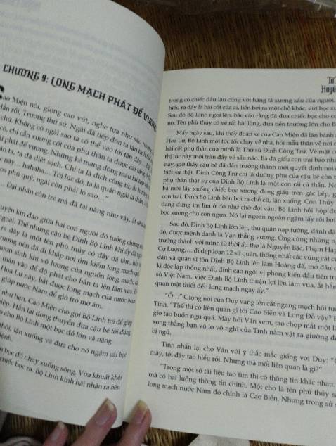 Cốt truyện lịch sử hay ,câu từ còn thô tục khi dùng tao- mày,sách tiki mới đẹp,đóng gói tốt,văn phong tác giả bình thường đôi với người viết văn như mình.Tâm linh thì bình thường không đặc sắc mua để đọc sử,sử cũng hơi bịa thêm một ít để ma quái thêm.