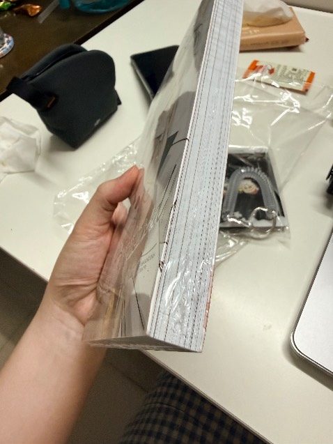 SÁCH 10 ĐIỂM, TIKI 0 ĐIỂM
Quá thất vọng về cách Tiki bán hàng. Lần đầu giao tới bọc bookcare ẩu tả (ảnh 1-2). Mình gọi điện lên tổng đài phản ánh được hỗ trợ đổi trả. 

Sau khi đổi trả lần 1 thì giao cuốn mới nguyên seal không có bookcare (hình 3-4), ủa :)))))) nhưng trong lịch sử bookcare thì vẫn trừ. 

Mình đổi trả lần 2, Tiki giao cho mình 1 cuốn đã bóc seal, NHƯNG VẪN KHÔNG BỌC BOOKCARE (hình 5-6). Ủa là gỡ seal ra để chi mà không tròng cái bọc bookcare vô vậy Tiki????? Tiki lấy sách cũ đã bóc seal gói đại cho mình mà không kiểm tra à???

Gọi điện phản ánh tổng đài thì giải quyết cực chán. Thứ nhất, không có câu trả lời thoả đáng cho việc tại sao đơn đổi trả mấy lần vẫn không làm đúng yêu cầu. Thứ hai, Tiki thậm chí không thể cam kết lần sau đơn hàng của mình sẽ được thực hiện đúng, trong khi mình chỉ yêu cầu bọc bookcare thôi chứ chả yêu cầu gì quá đáng.

Mua hàng từ 27/11, đến nay là 5/12 vẫn đang đổi trả không hồi kết :))) mình mua sách ở Tiki chắc cũng phải hơn 5-6 năm rồi lần đầu gặp trường hợp giải quyết chán cỡ này, không biết Tiki tính chơi bài cù nhây đổi tới đổi lui như vậy để làm gì? Trong khi đổi xong vẫn vậy?