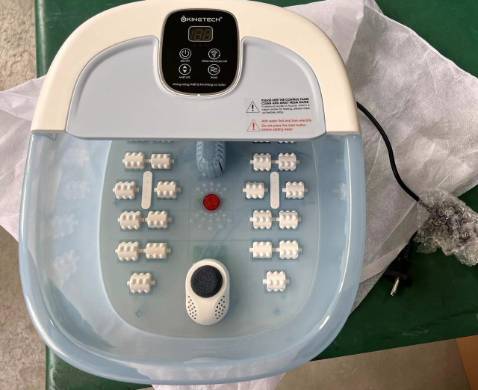 Hộp siêu đẹp. Bồn massage bằng nhựa rất nhẹ nhưng lại chắc. Đổ nước vào không thấy rò gì, điều khiển bằng tiếng Việt nên dễ sử dụng. Nhiệt độ làm nóng nước tối đa thấy đọc là khoảng gần 50 độ nên ai cần ngâm thảo dược có thể nấu nước trước rồi pha vào. Thích nhất là nhiều con lăn massage, cả bàn chân chỗ nào cũng có con lăn nên dễ chịu lắm. Ngâm trước khi ngủ hoặc sáng sớm đều được, tinh thần tốt hơn mà xả stress rất tốt.