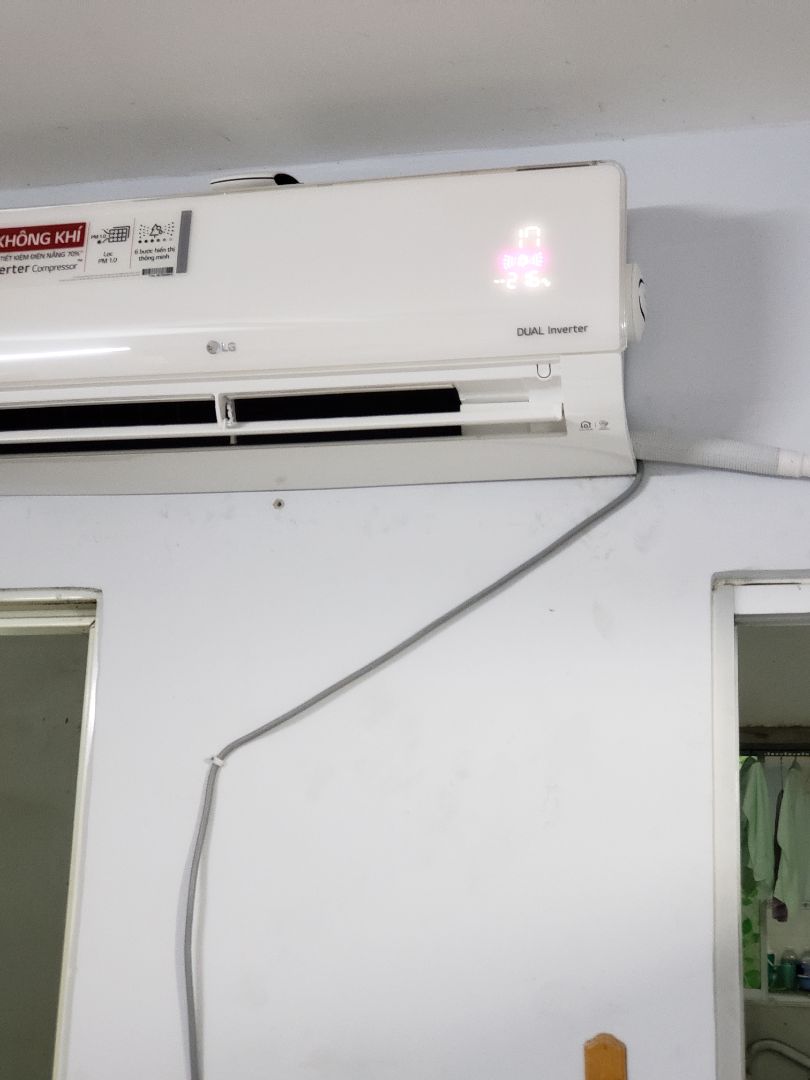 Sau 2 tháng sử dụng thì mình review vài điều về máy lạnh này:
Ưu điểm:
- thiết kế đẹp và thời trang
- có chế độ lọc bụi mịn theo mình là khá hiệu quả
- hơi lạnh và gió phả ra mát nhẹ nhàng, ko quá lạnh, phù hợp cho cả người già và trẻ nhỏ
- kết nối với smartphone thông qua app của LG để điều khiển từ xa, đây là tính năng mình thích nhất, chiều đi làm về nhà mở cửa ra là mát hẳn, vì mình đã bật máy lạnh chạy khi đang trên đường về.
- máy chạy cũng khá êm
- có màn hình hiện thị nhiệt độ + độ ẩm + chỉ số bụi trong phòng 
Nhược điểm:
- Giá vẫn còn cao so với các dòng máy khác
- Khả năng làm lạnh nhanh chậm so với các dòng khác giá thấp hơn, nhưng mình cũng ko bận tâm lắm vì sau đó nhiệt độ cũng khá ổn