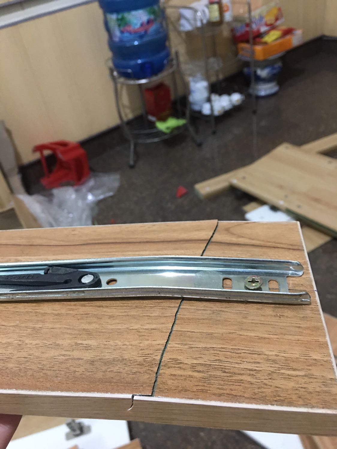 Hàng bị vỡ nứt nhiều. Nhưng mảnh bé bên trong cũng bị nứt, sẽ k bh mua lại nữa