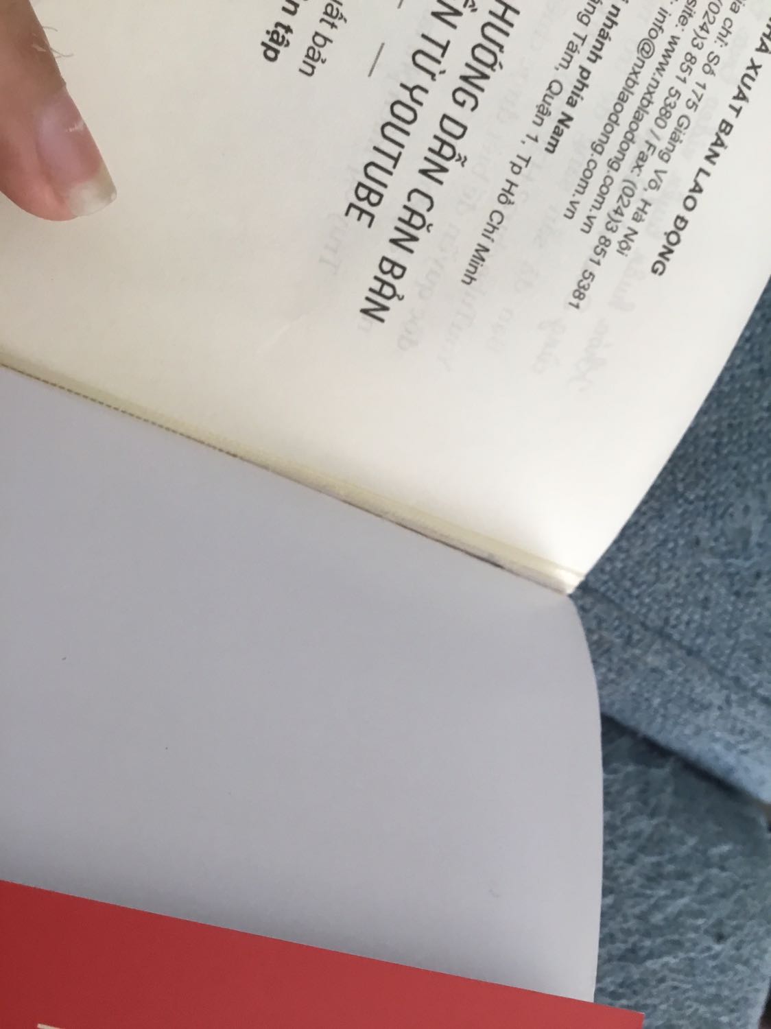 Sách rất hay! Còn có kèm cả bookmark nữa! Tuy còn vài chỗ bị tróc nhưng tôi rất hài lòng về thứ mình đã đặt!