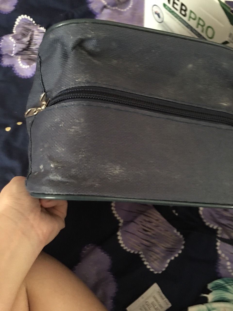 mình nhận được hàng, thùng và máy thì mới nhưng túi đựng máy thì bị dơ, giống như để lâu ngày dính bụi và mạng nhện, shop nên xem lại khâu này nha