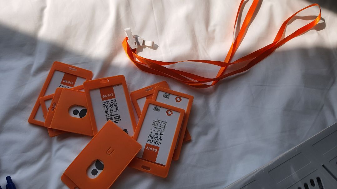 sản phẩm màu cam sáng tươi rói, đóng gói cẩn thận, đẹp mắt. tuy nhiên là chỗ dây đeo không có đồ chặn để thu hoặc nới dây cho dài ngắn theo ý thích. hàng đẹp, giá ok.