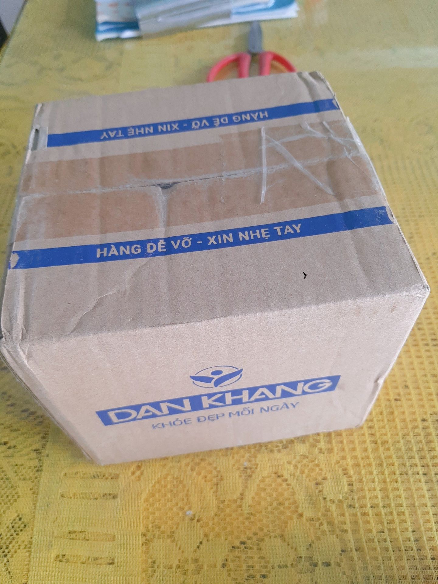 Kích thước khăn vừa phải, bao phủ cả trán của đứa con trai mình dù bạn ý hơi mập mạp một xíu