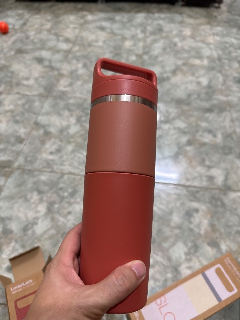 Chi tiết khá tiện dụng, 2 lớp giữ nhiệt, ly nhựa bên ngoài chỉ để nước thường, có nắp chặn chống trào khi uống, màu sắc lạ đẹp