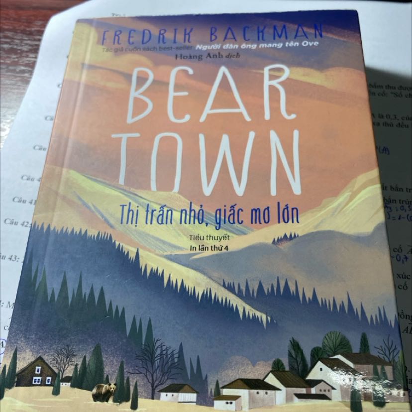 Beartown như những miêu tả là nơi dị thường. Xung quanh nó là bóng tối, cái lạnh, sự im lặng và nạn thất nghiệp. Thị trấn không chỉ nghèo và đang mục rữa dần theo thời gian, nó còn lạnh lẽo bởi những con người thiếu sự thông cảm, mất kết nối và quan trọng hơn là khó chia sẻ.