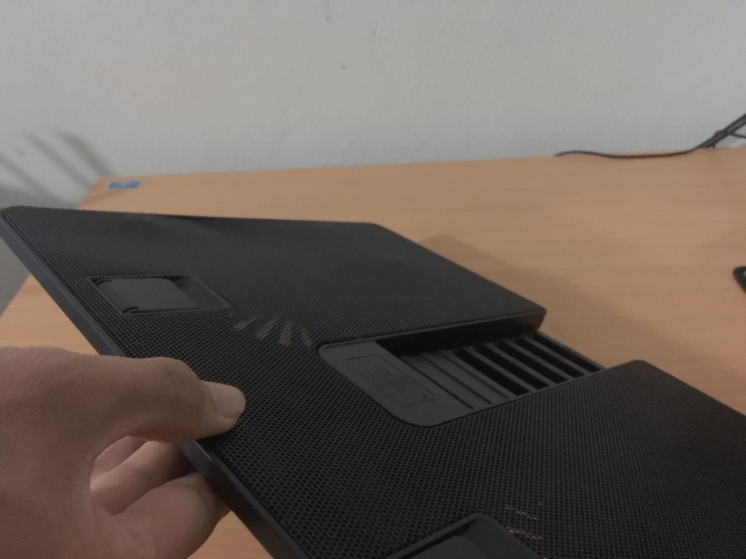 Mình đã gửi yêu cầu đổi lại sản phẩm khác mà vẫn chưa thấy có phản hồi gì ( đã gửi đc 2 ngày )
Sản phẩm bị lõm bên trái và chỗ bị lõm đấy khiến quạt bên trái ko hoạt động
Mong Tiki sớm đổi sản phẩm mới cho mình