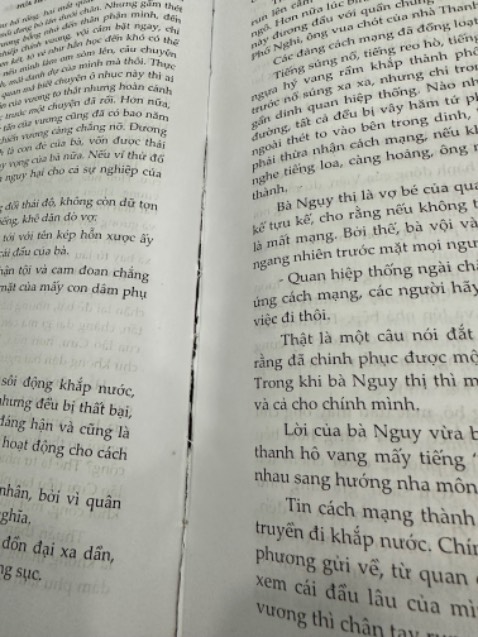 giấy rất xấu, mỏng, in nhoè và trang sau hằn lên trang trước rất khó đọc, gáy bung nhiều chỗ. Tôi nghi ngờ rằng đây là sách in lậu.