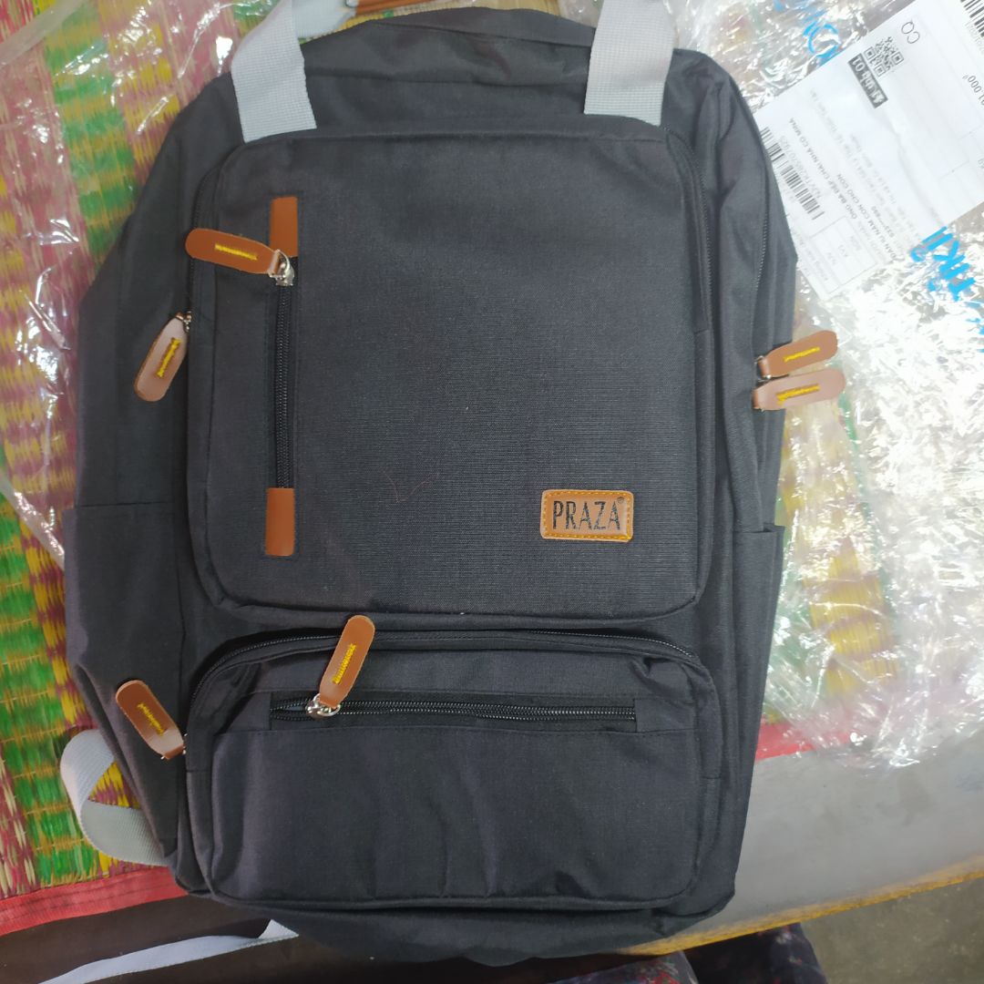 túi đẹp, chắc, chất lượng mà giá vậy thì khuyên mua nha. nhiều ngăn nhỏ khoa học giúp bạn đựng đồ dùng gọn gàng ngăn nắp từng vị trí: ví, chìa khoá xe, mỹ phẩm, sách vở, laptop, bút viết, sách vở, sổ con. cặp này đủ vị trí cho mấy vật dụng trên nha. gói ghém cẩn thận vàg iao hàng nhanh. cảm ơn Tiki và Praza!