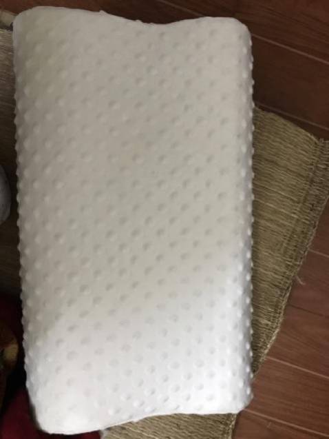 Rất êm ái, rất mềm nhẹ, xốp, độ lún vừa phải, nên nâng đỡ phần gáy ổn, thả đầu ra là căng mất 2 giây thôi, nhanh chóng, và đàn hồi cao. Hơi tiếc chút là màu xanh và hồng đẹp quá, lần này màu nhạt hơn nên đẹp hơn lần trước, mà trót đặt màu trắng, nó dễ bị bẩn khi dùng lâu. 
À quên nhắc moi người không nên giặt lõi gối nhé, chỉ giặt vỏ gối thôi, vì cao su không thấm nước, nên là giặt dễ bị hỏng máy giặt và hỏng gối luôn. Cái lần trước mình đặt thì đã dùng đc mấy tháng rồi mà không có tí mùi nào hết, không bị hôi như mấy loại gối bông ép. Mở cửa phòng không có mùi gì nên rất thích, nói chung với giá thành này mà chất lượng vầy là tuyệt hảo đó các cụ các mợ ạ!! Nên mua, đáng tiền. cho 5 sao
