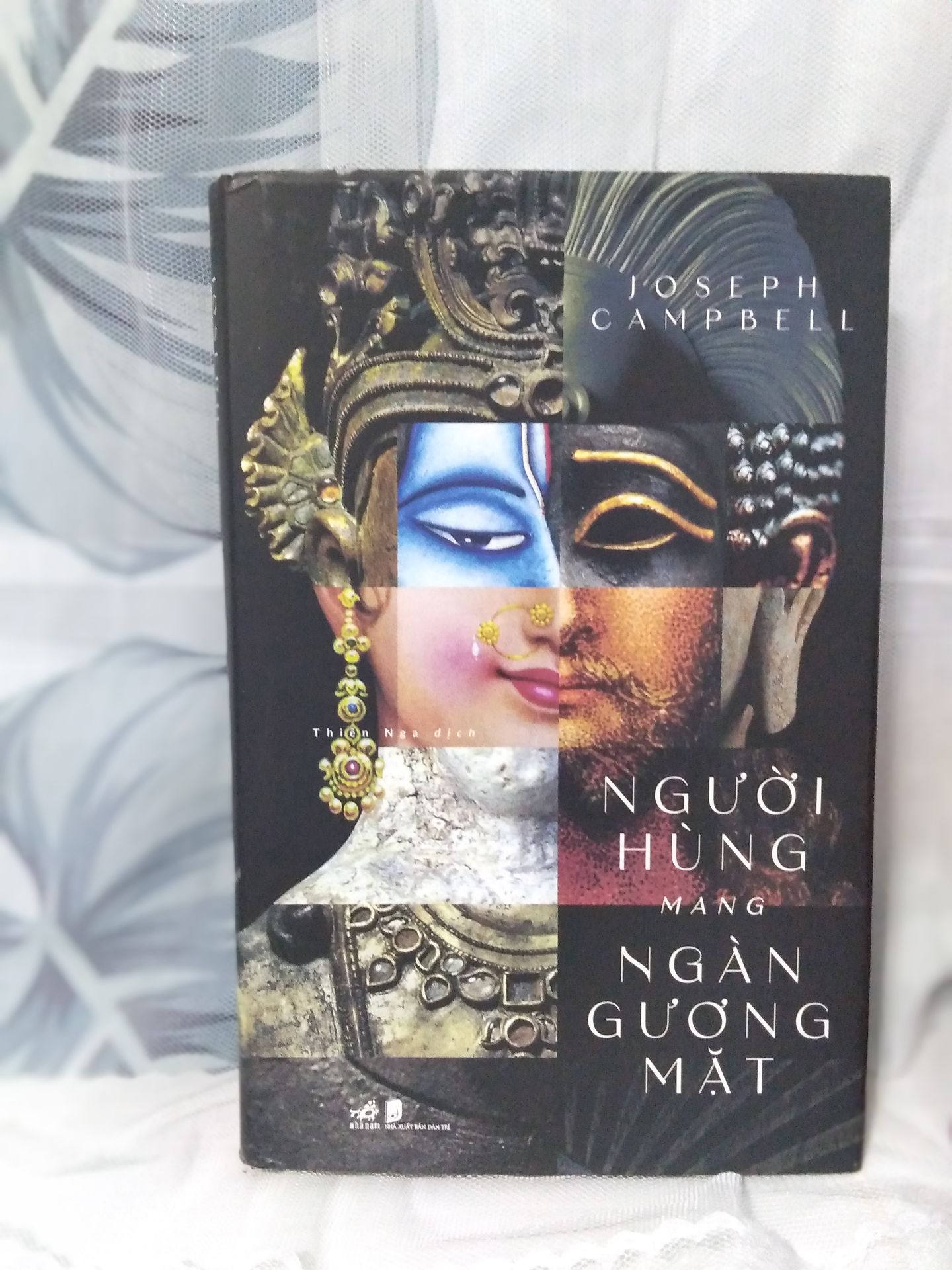 đọc review mình khá thích cuốn này tuy không giao nhanh như những lần trước thì bù lại giá ship và thất vọng vì sách bìa cứng không được bọc nên bám bụi khá dơ