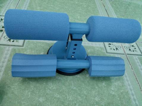 Hình dạng lõi mút đệm chân dưới là hình tam giác, còn cái cốt inox gắn cho mút đệm chân dưới lại là hình tròn!? Khó khăn khi gắn, lực hút miếng cao su hơi yếu ở một số bề mặt, phải dùng tay ấn giữ trước mới hút chắc được.