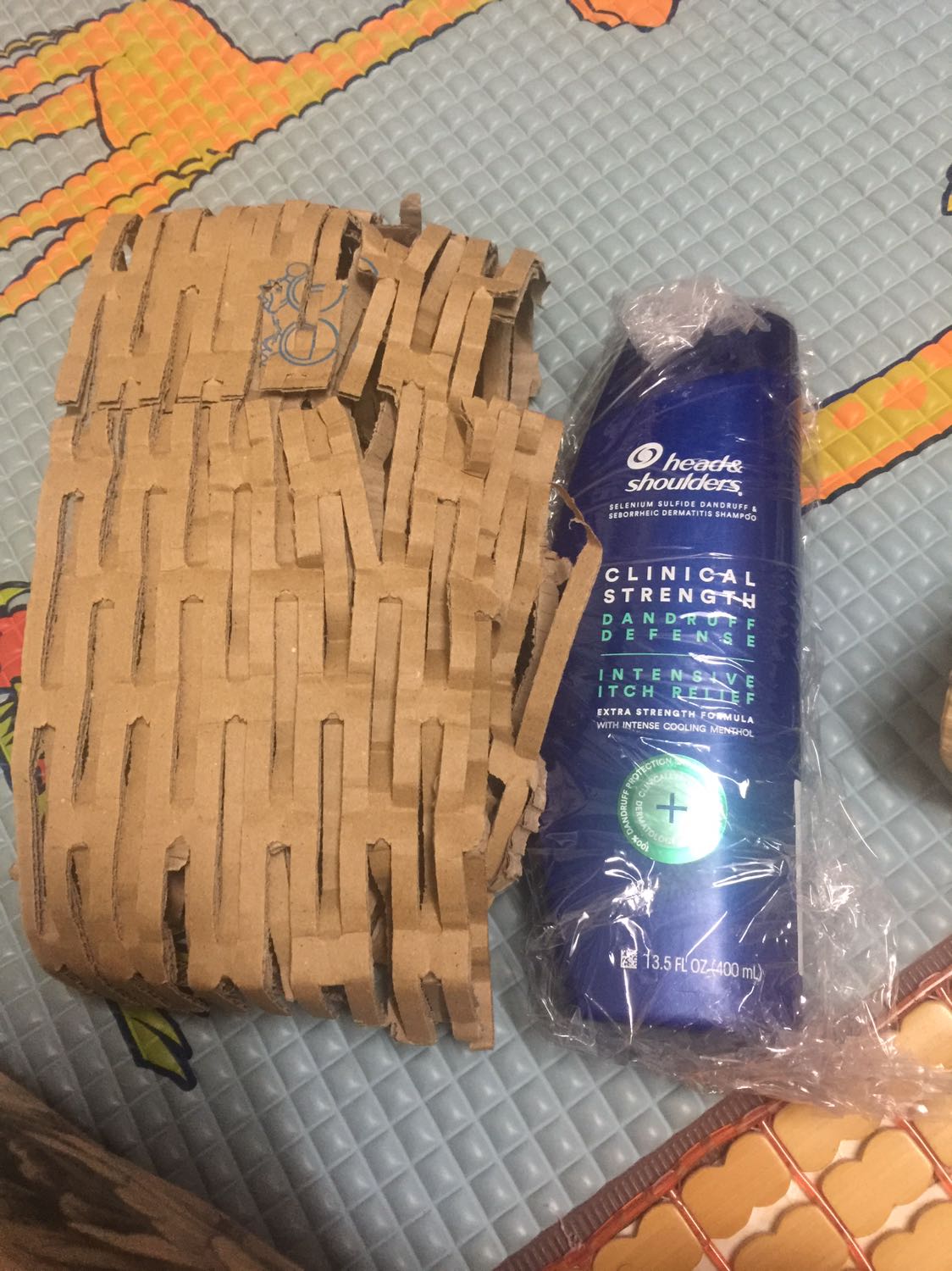 Mua ở đây 2 lần rồi, khá ưng. Giá rẻ, đóng gói kĩ cực kì, giao nhanh. Dầu gội này là loại mới, mình thấy loại cũ gội sạch nấm với gàu hơn (nhưng rụng tóc nhiều). Còn loại mới này mình thấy cũng sạch, có điều thơm với mượt tóc. Lần trước mua 1 chai màu tím rồi giờ chuyển qua xanh dùng thử. Tính ra chai này cũng ko mắc lắm đâu (hồi năm ngoái vì dịch shop bán tới tận 339k, mà giờ còn 263k). Mình gội hết một chai này nhanh lắm cũng 4 tháng. Nói chung nên mua, ko có nó da đầu mình chịu ko nổi =((