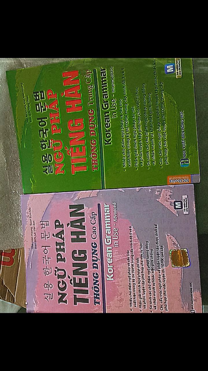 Cuốn sách bất hủ cho dân học tiếng Hàn nên cũng không cần review nhiều nữa :3 nhưng ước gì có đáp án cho các phần bài tập thì tốt nữa luôn. Tui thích bìa nhám kiểu vậy hơn là cuốn sơ cấp.
phải nửa năm rồi mới đặt sách trên tiki, đặt 5 đơn thì đơn nào giao cũng lâu cả tuần nên hơi lo do tiki gói hàng khá "ẩu" nhưng may là sách mới tinh 💜 do fahasa đang sale nên mua cho rẻ chứ hiếm khi nào tui mua qua nhà bán fahasa lắm, tính thêm 1 đơn chưa về nữa thì có 3 đơn qua fahasa thui à, trước tui toàn đặt qua tiki trading. Được cái mua qua fahasa sẽ gói kĩ hơn xíu nhưng ship cũng lâu hơn xíu luôn :)) đợt này mua sách đơn nào cũng phải quay video khui hàng nhưng may chưa đơn nào bất ổn đến mức phải đổi trả. 💯 chất lượng nhé 💜