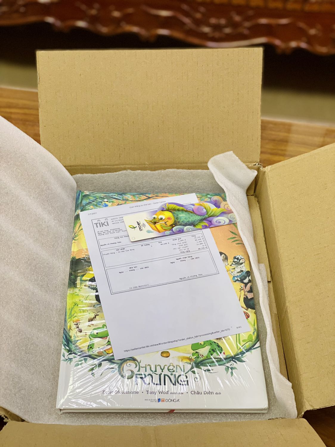 - Lần thứ hai mình nhận sách trực tiếp từ nhà bán Cá chép bookstore và thực sự hài lòng về dịch vụ đóng gói, giao hàng. 
- Sách được bao bọc cẩn thận, có lớp chống sốc và màng co phẳng phiu, có đầy đủ hoá đơn. Sách bìa cứng, khổ to, in màu toàn bộ, hình ảnh minh hoạ sinh động, đáng yêu. Đơn được tặng kèm một bookmark như ảnh. 
- Chất lượng giấy bóng khá tốt. Tuy nhiên trang đầu & trang cuối (dán dính vào bìa sách) có những chỗ dán keo chưa được thẩm mỹ lắm.
