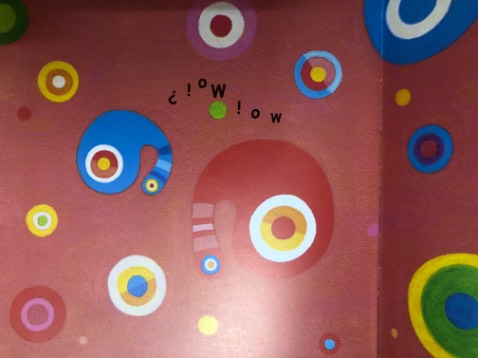 Khi tìm hiểu về sách cho trẻ sơ sinh thì tôi thấy một số trang/cá nhân giới thiệu sách Moi moi. Khi đó, tôi chưa tin lắm rằng một cuốn sách chỉ toàn “moi moi” mà lại có giá trị với trẻ. Vậy nhưng khi mua sách về thì thấy quả là bé nhà mình (hơn 2 tháng tuổi) tỏ ra thích thú, đạp chân tay liên tục, khi xem cuốn sách này. 
Sách có hình ảnh, màu sắc rõ nét, cuốn hút trẻ em. Các tiếng “moi” được đọc với các ngữ điệu khác nhau, thể hiện cảm xúc khác nhau. Các tiếng moi moi và hình ảnh đơn giản nhưng có vẻ như chúng truyền tải một câu chuyện về hai bạn Moi chào hỏi, tìm hiểu, chơi đùa và kết bạn với nhau. Cái kết là hai bạn Moi ôm nhau thật là ấm áp.